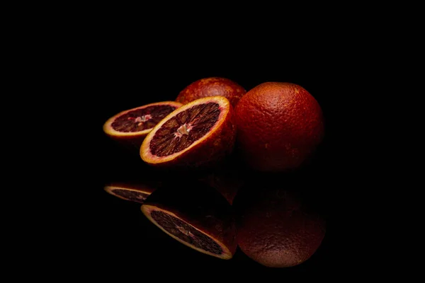 Siyah zemin üzerinde nar ve portakal karışımı..