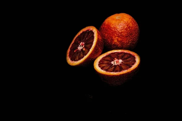 Laranja Combinada Com Romã Fundo Preto — Fotografia de Stock