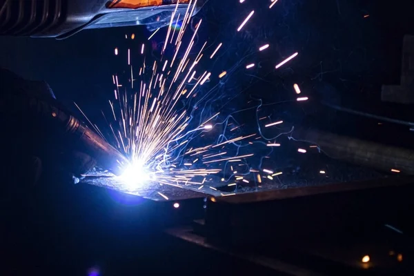 Proceso Soldadura Metal Oscuridad Con Formación Una Gran Cantidad Humo — Foto de Stock