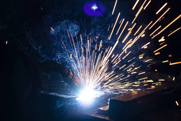 Processo Soldagem Metal Escuro Com Formação Uma Grande Quantidade Fumaça — Fotografia de Stock