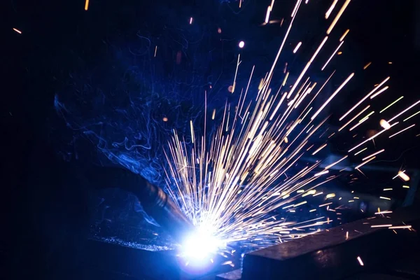 Processo Soldagem Metal Escuro Com Formação Uma Grande Quantidade Fumaça — Fotografia de Stock