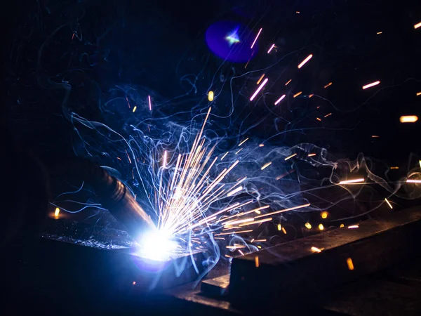 Proceso Soldadura Metal Oscuridad Con Formación Una Gran Cantidad Humo — Foto de Stock