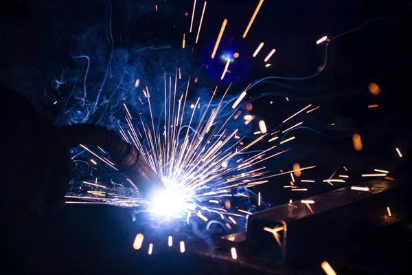 Der Prozess Des Schweißens Von Metall Der Dunkelheit Mit Der — Stockfoto