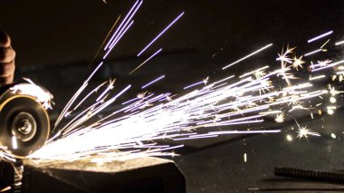 Aşındırıcı tekerlek kullanarak metal işleme.