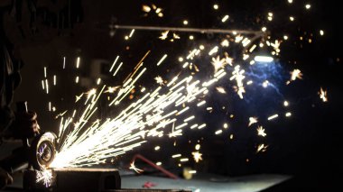 Aşındırıcı tekerlek kullanarak metal işleme.