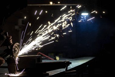 Aşındırıcı tekerlek kullanarak metal işleme.