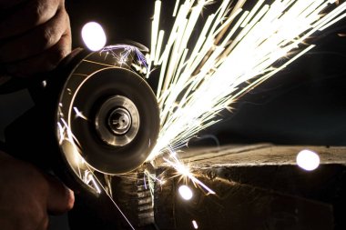 Aşındırıcı tekerlek kullanarak metal işleme.