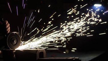 Aşındırıcı tekerlek kullanarak metal işleme.