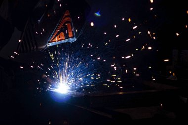 .Metal kaynaklama işlemi tamamen karanlıkta..