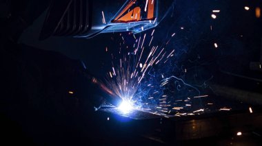 .Metal kaynaklama işlemi tamamen karanlıkta..