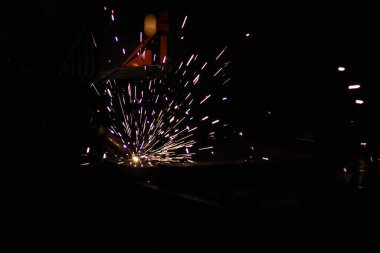 .Metal kaynaklama işlemi tamamen karanlıkta..