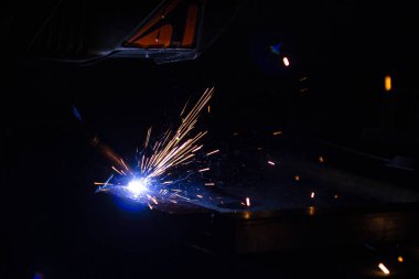 .Metal kaynaklama işlemi tamamen karanlıkta..