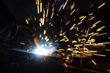 .Metal kaynaklama işlemi tamamen karanlıkta..