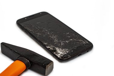 Akıllı telefon çekiçle kırılır çünkü çocuklar oyun bağımlısıdır. İzole et