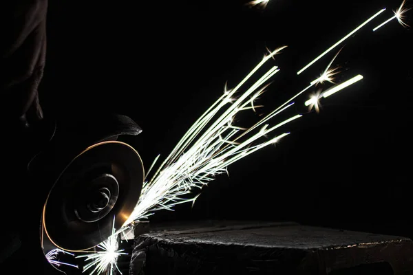 Aşındırıcı tekerlek kullanarak metal işleme.