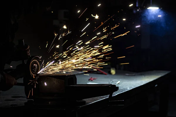 Processamento Metal Usando Uma Roda Abrasiva — Fotografia de Stock