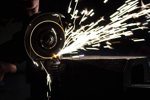 Aşındırıcı tekerlek kullanarak metal işleme.