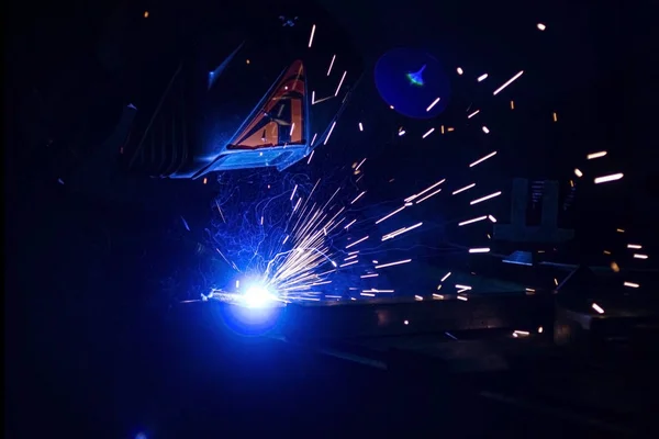 .Metal kaynaklama işlemi tamamen karanlıkta..