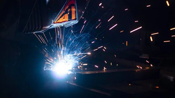 Metal Kaynaklama Işlemi Tamamen Karanlıkta — Stok fotoğraf