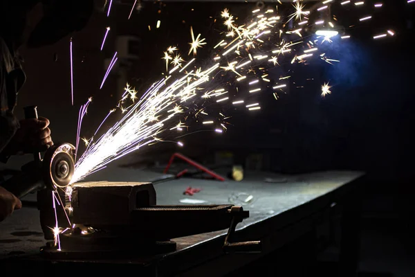 Processamento Metal Usando Uma Roda Abrasiva Imagem De Stock