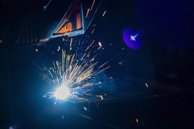 .Metal kaynaklama işlemi tamamen karanlıkta..