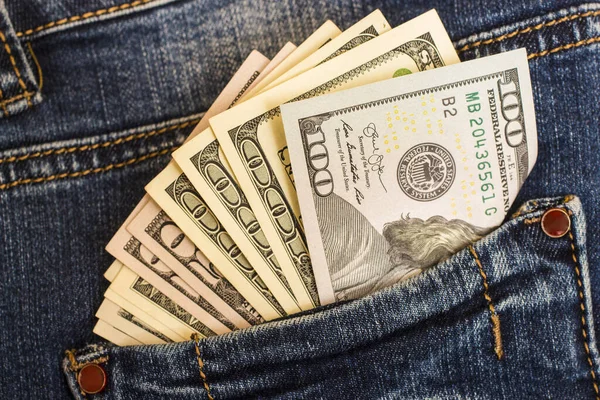 Dolar Banknotları Kot Pantolonun Cebinden Çıkıyor — Stok fotoğraf