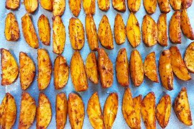 Kağıt üzerinde fırında patates dilimleri..