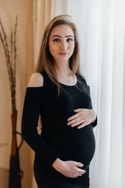 Egy Gyönyörű Terhes Lány Áll Ablak Melletti Szobában — Stock Fotó