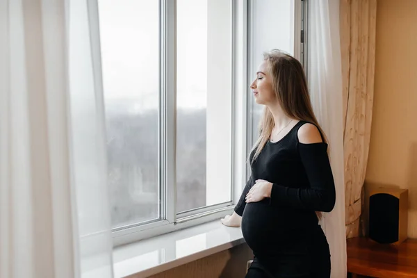 Une Fille Enceinte Respire Air Frais Par Fenêtre — Photo