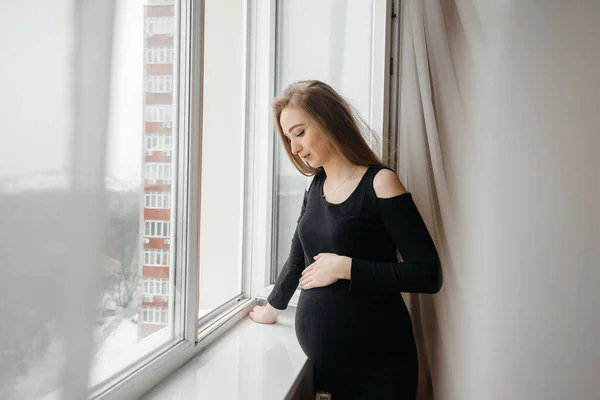 Gravid Flicka Andas Frisk Luft Från Fönstret — Stockfoto