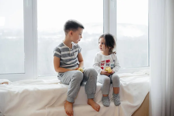 Hermano Hermana Están Sentados Alféizar Jugando Comiendo Manzanas Felicidad — Foto de Stock