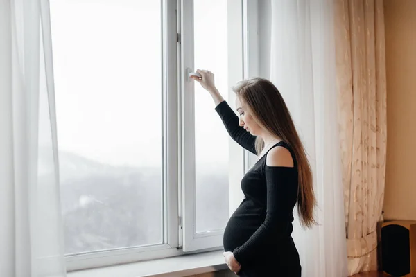 Una Chica Embarazada Abre Una Ventana Para Tomar Aire Fresco — Foto de Stock