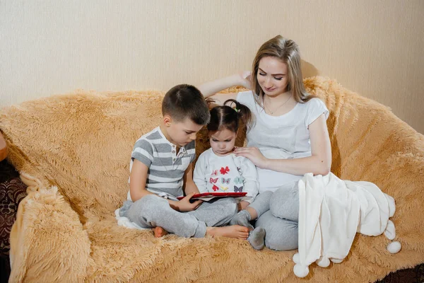 Bela Mãe Grávida Sentada Sofá Com Seu Filho Filha Jogando — Fotografia de Stock