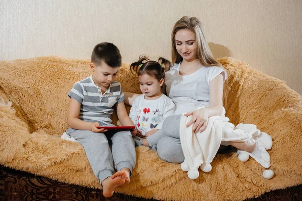 Bela Mãe Grávida Sentada Sofá Com Seu Filho Filha Jogando — Fotografia de Stock