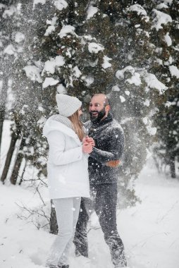 Ormanda karla oynayan çift.