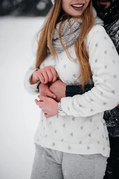 Casal Brincando Com Neve Floresta — Fotografia de Stock