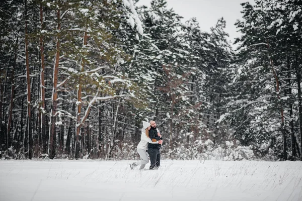 Couple Jouant Avec Neige Dans Forêt — Photo