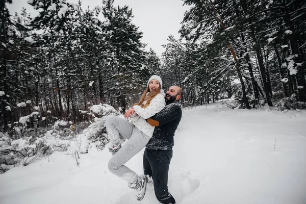 Couple Jouant Avec Neige Dans Forêt — Photo