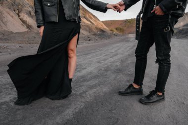 Yakın planda el ele tutuşan sevgi dolu bir çift. Aşk