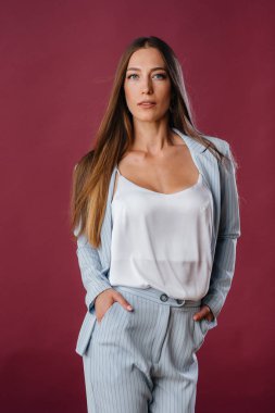 Stüdyoda poz veren güzel bir genç kız. Duygular.