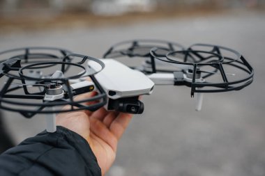 Gençler uçmak için bir İHA hazırlıyorlar. Drone kurulumu.