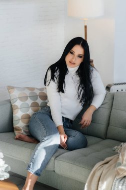 Anne ve kızları kanepede oynuyorlar. Bir aile. Mutluluk.