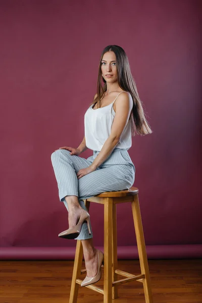 Όμορφη Σέξι Κοπέλα Που Ποζάρει Στο Στούντιο Μια Καρέκλα Μόδα — Φωτογραφία Αρχείου
