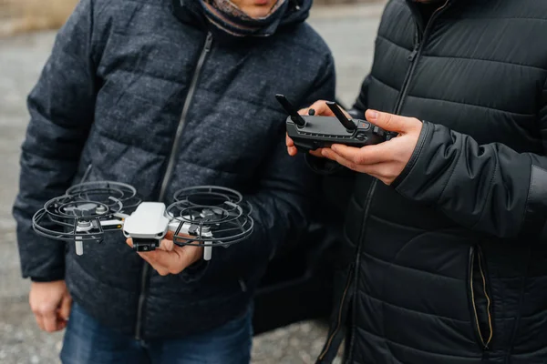 Los Jóvenes Están Preparando Dron Para Vuelo Configuración Drones — Foto de Stock