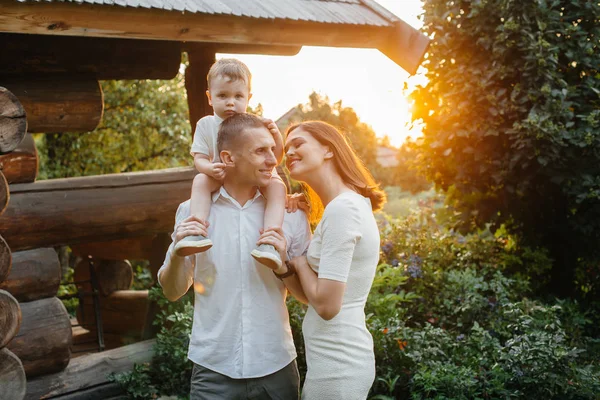 Família Feliz Com Seu Filho Andando Parque Pôr Sol Felicidade — Fotografia de Stock