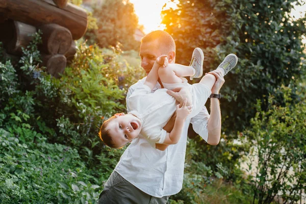 Pai Filho Caminhar Parque Pôr Sol Felicidade Amor — Fotografia de Stock