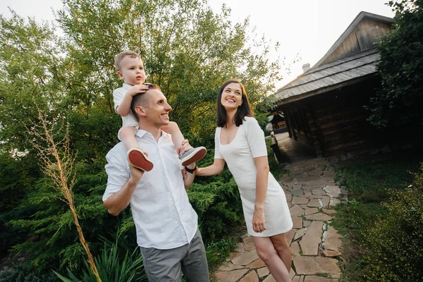 Família Feliz Com Seu Filho Andando Parque Pôr Sol Felicidade — Fotografia de Stock