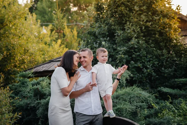 Família Feliz Com Seu Filho Andando Parque Pôr Sol Felicidade — Fotografia de Stock