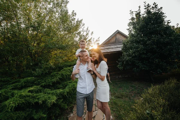 Bonne Famille Avec Leur Fils Marchant Dans Parc Coucher Soleil — Photo