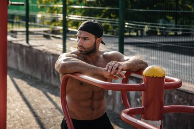 Spor sahasında antrenman yapan bir fitness sporcusu. Sağlıklı yaşam tarzı